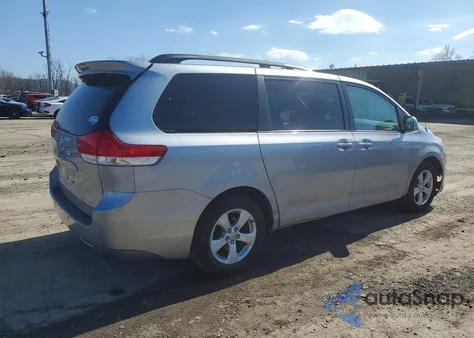 2012 Toyota Sienna Le 8-Passenger z USA, uszkodzony, nr VIN 5TDKK3DC7CS188641